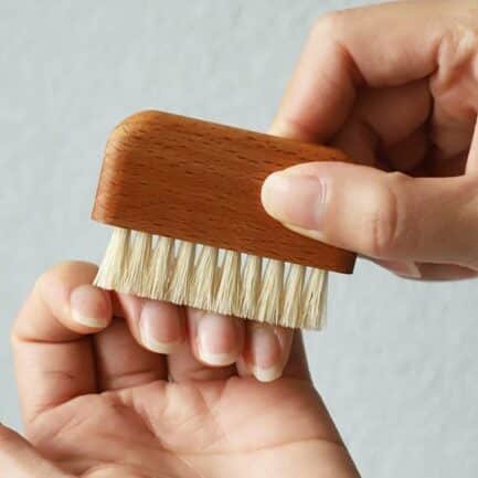 cepillo de madera para limpieza de uñas