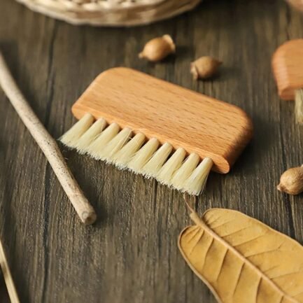 cepillo de madera para limpieza de uñas