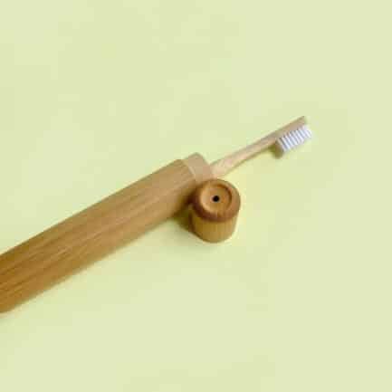 Estuche cilíndrico de bambú para transportar cepillo de dientes y bombillas